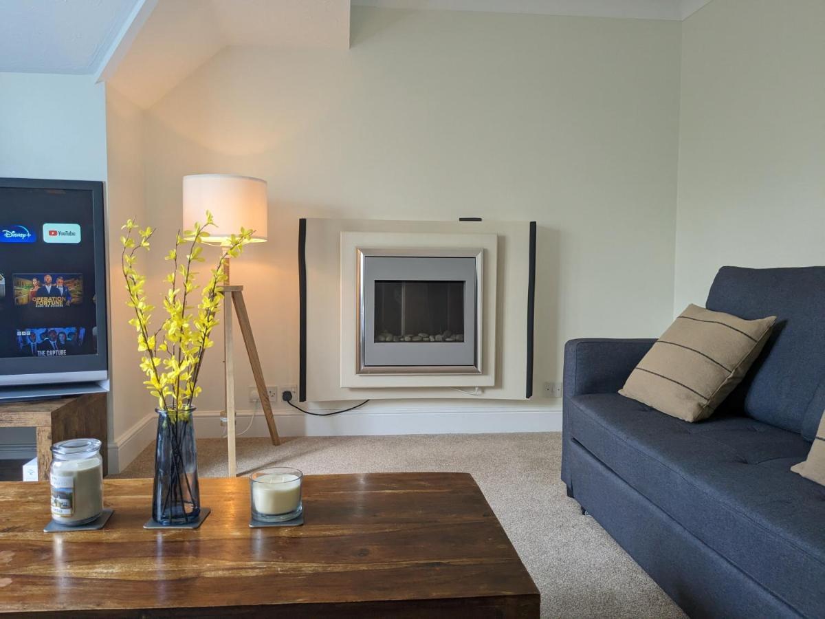 جيلدفورد Large Apartment With Parking المظهر الخارجي الصورة