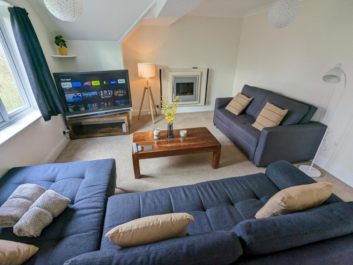 جيلدفورد Large Apartment With Parking المظهر الخارجي الصورة