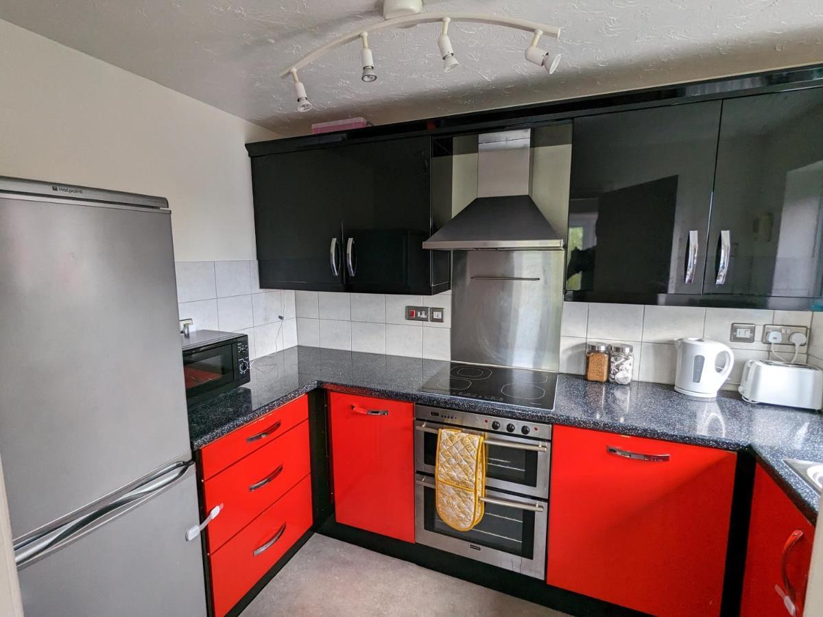 جيلدفورد Large Apartment With Parking المظهر الخارجي الصورة