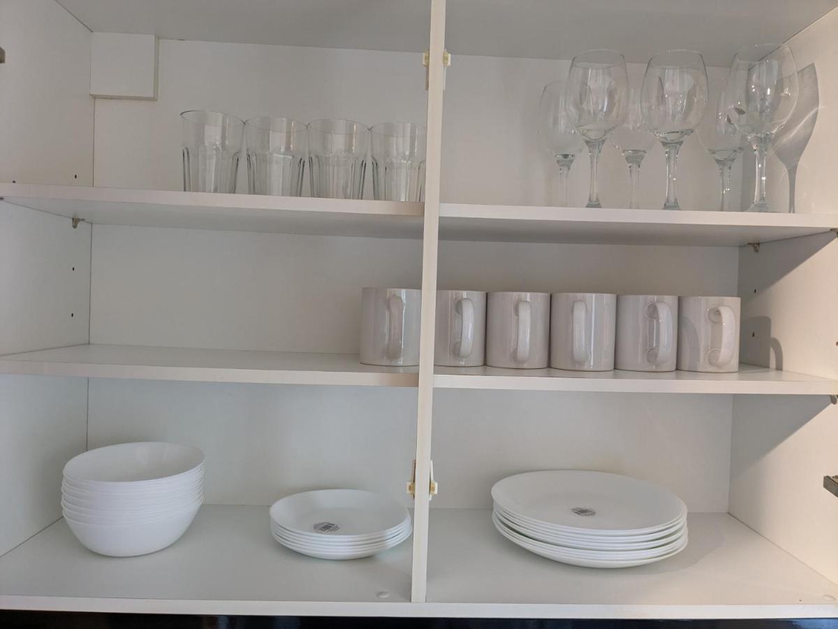 جيلدفورد Large Apartment With Parking المظهر الخارجي الصورة