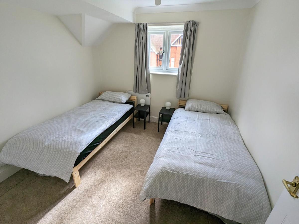 جيلدفورد Large Apartment With Parking المظهر الخارجي الصورة