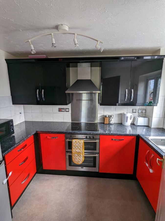 جيلدفورد Large Apartment With Parking المظهر الخارجي الصورة