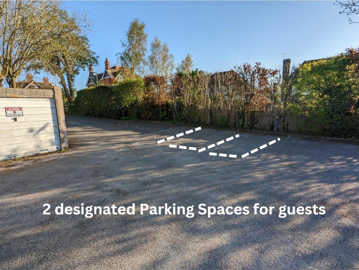 جيلدفورد Large Apartment With Parking المظهر الخارجي الصورة